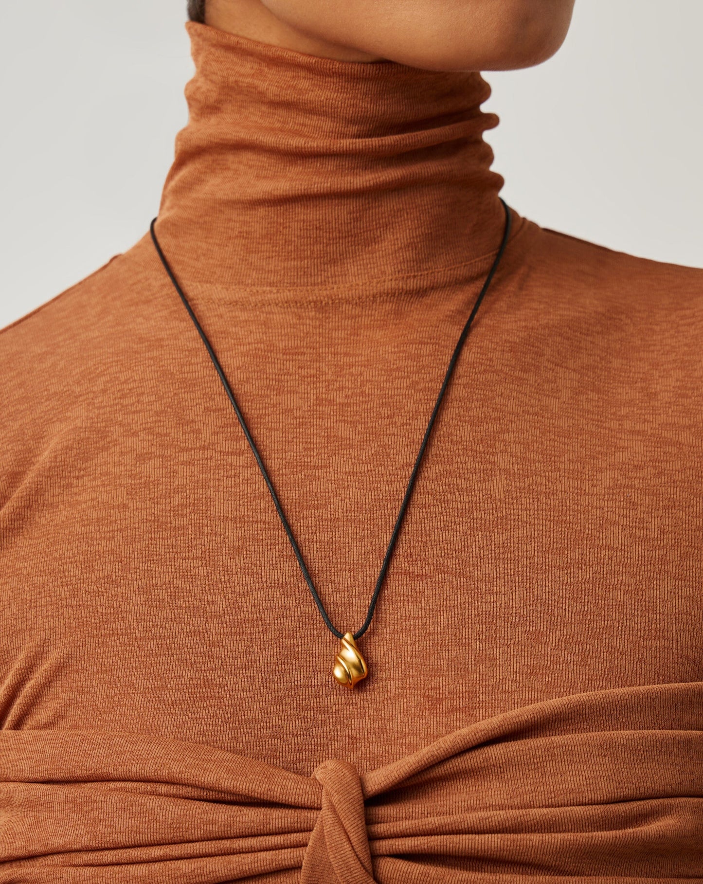 Savi Ridge Droplet Pendant Cord Necklace | 18k Gold Plated