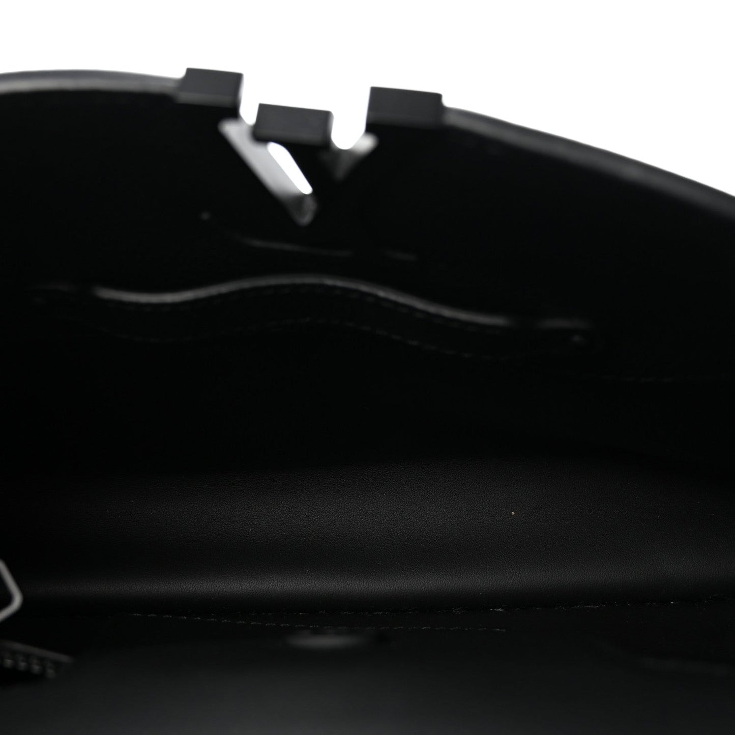 Taurillon Capucines East West MM Matte Black