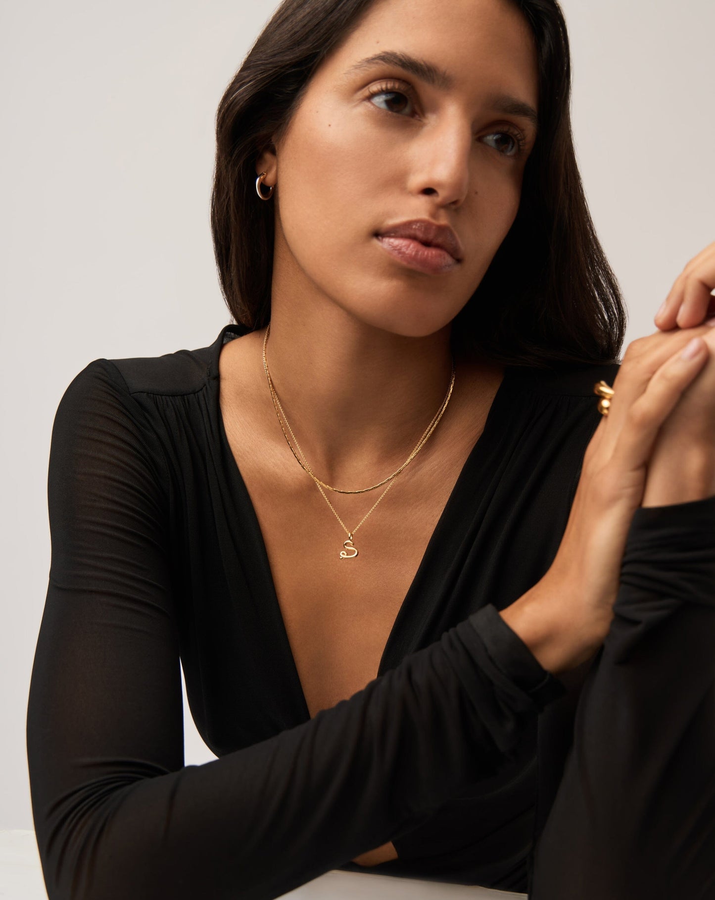 Curly Molten Mini Initial Necklace - S | 18k Gold Vermeil